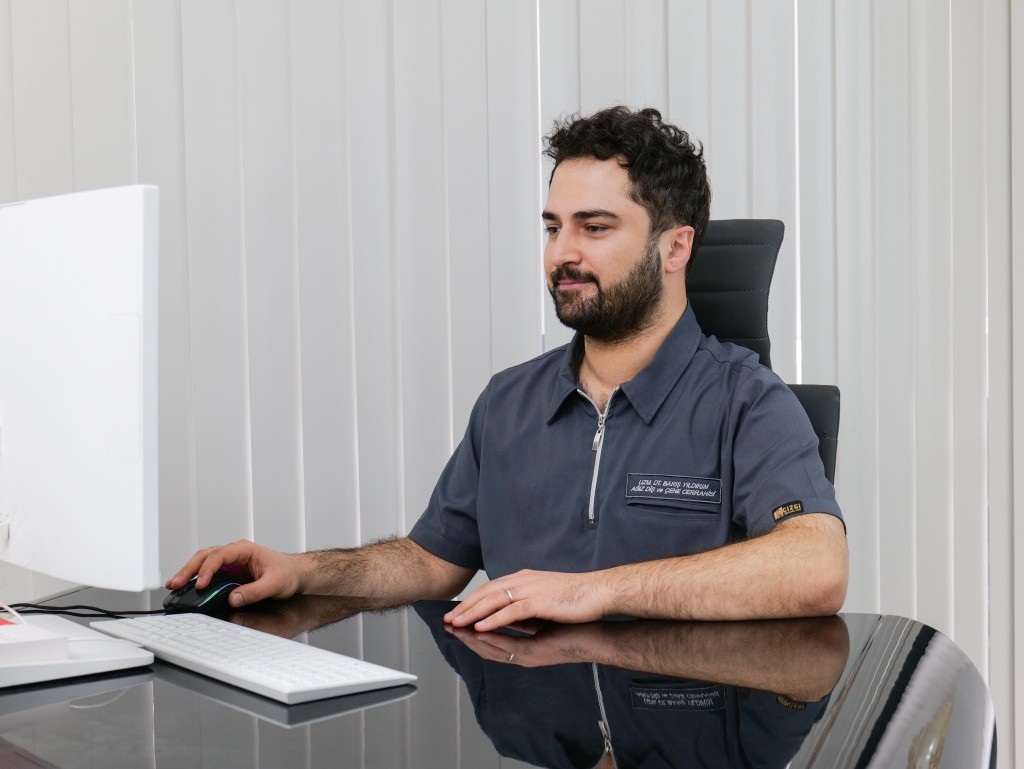 Specialist Dt. Barış Yetiş Yıldırım at his desk at Motif Clinic, Pendik.