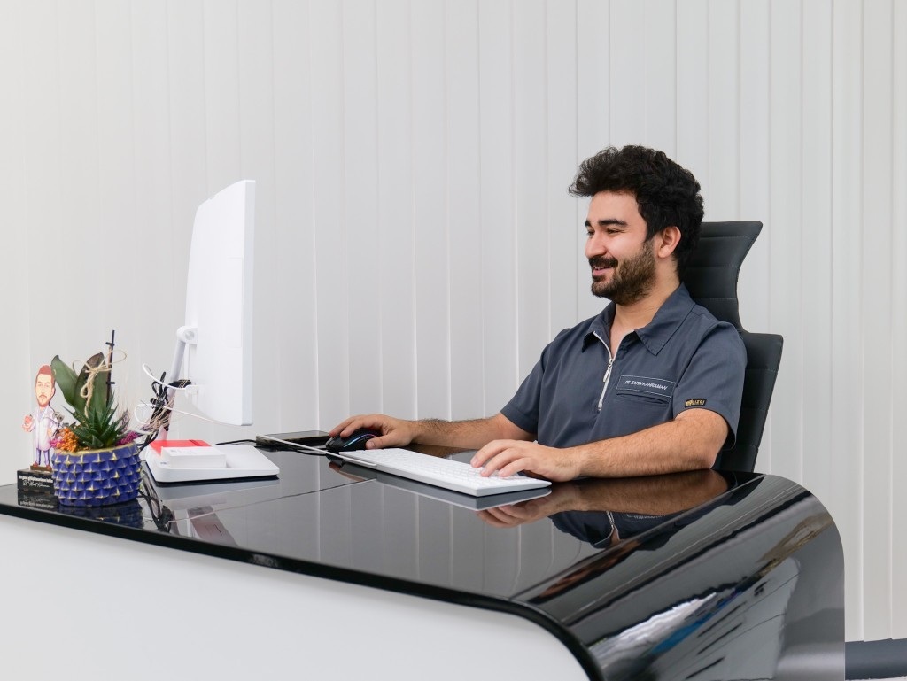 Dt. Fatih Kahraman at his desk at Motif Clinic, Pendik.