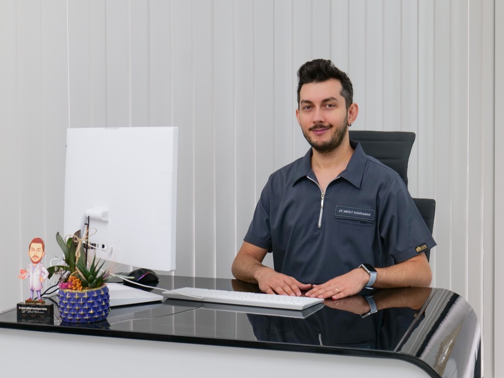 Dt. Mesut Kahraman at his desk at Motif Clinic, Pendik.